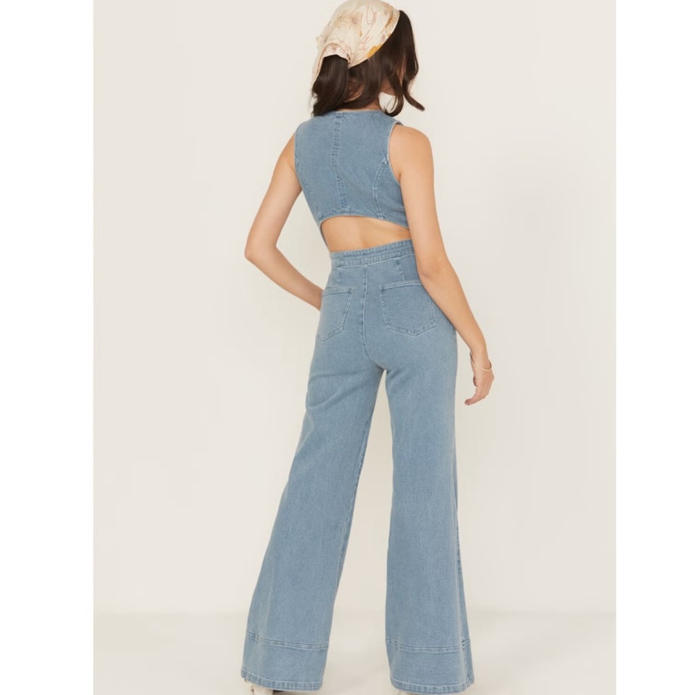 LIGHT WASH OPEN 
BACK DENIM JUMPSUIT
Flying Tomato
COLOR - LIGHT WASH
NWOT